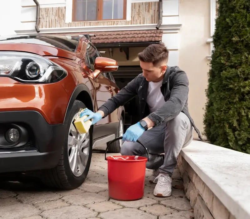 Lavage auto à domicile Saint-Étienne-sur-Blesle : professionnel intervenant sur un véhicule